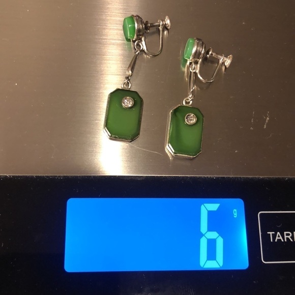 Art Deco Green glass and silver colored dangle screw back earring . Weight 6g - Picture 3 of 4